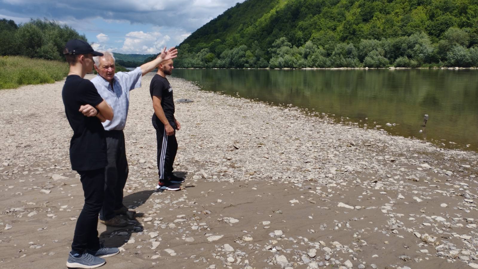  Микола Степанович пояснює методику визначення витрат води